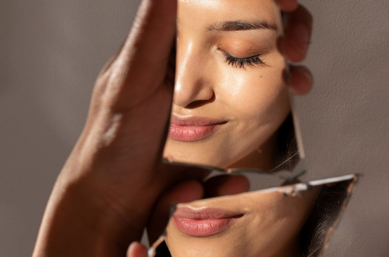 Una mujer nos muestra con su reflejo en un espejo como la Piel funciona como escáner. La importancia de saber elegir para vernos con la estética que nos hace únicas.