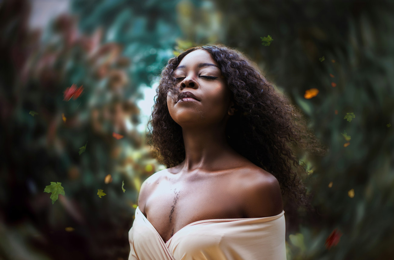 Esta hermosa mujer de raza negra con ojos cerrados respirando profundamente y con una piel brillante nos enseña que en el cuidado real…Lo esencial es lo invisible a los ojos.